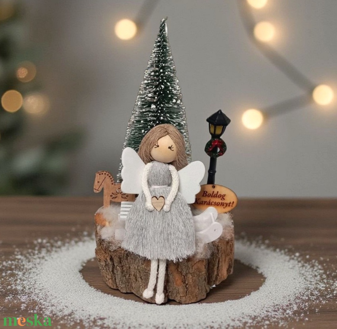 Makramé angyalka szánkón  karácsonyi asztaldísz fa korongon - karácsony - karácsonyi lakásdekoráció - ünnepi asztaldekoráció - Meska.hu