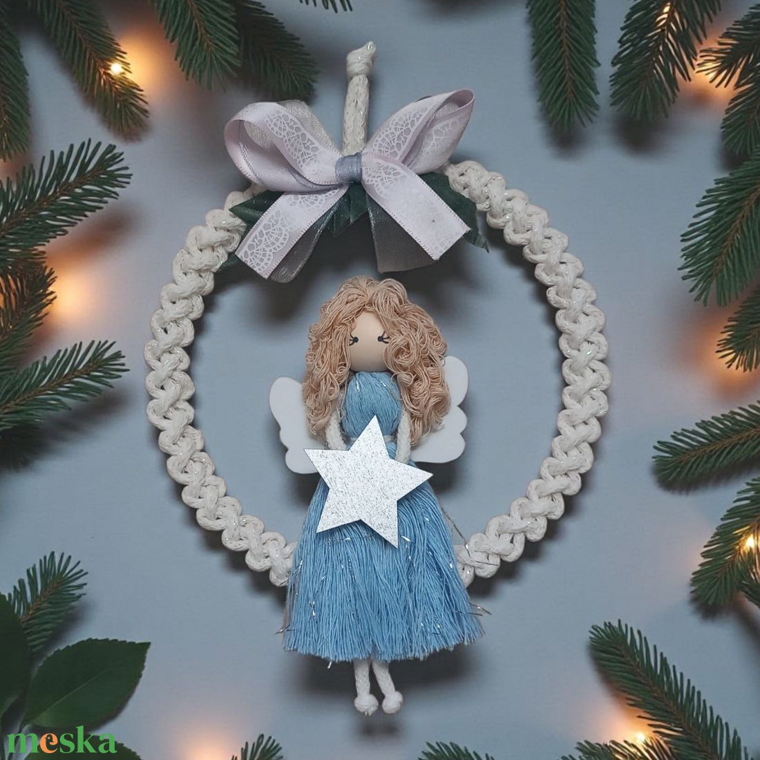 Makramé angyal karácsonyi ajtódísz � kék-ezüst ruhában, csillaggal és masnival - karácsony - karácsonyi lakásdekoráció - karácsonyi ajtódíszek - Meska.hu