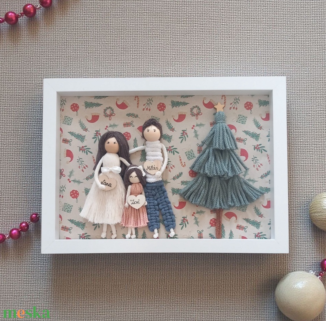 Karácsonyi ajándék: személyre szabott makramé családi portré fehér keretben (21x30 cm) - karácsony - karácsonyi lakásdekoráció - karácsonyi lakásdíszek - Meska.hu