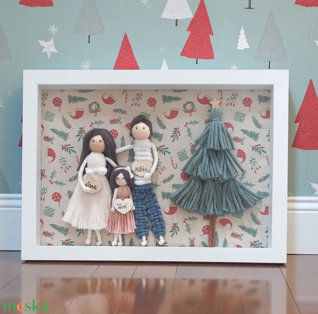 Karácsonyi ajándék: személyre szabott makramé családi portré fehér keretben (21x30 cm) - karácsony - karácsonyi lakásdekoráció - karácsonyi lakásdíszek - Meska.hu