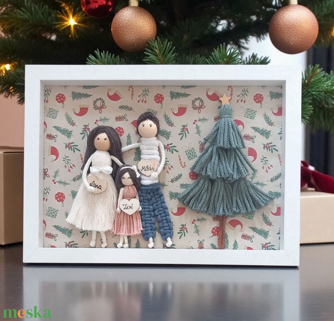 Karácsonyi ajándék: személyre szabott makramé családi portré fehér keretben (21x30 cm) - karácsony - karácsonyi lakásdekoráció - karácsonyi lakásdíszek - Meska.hu