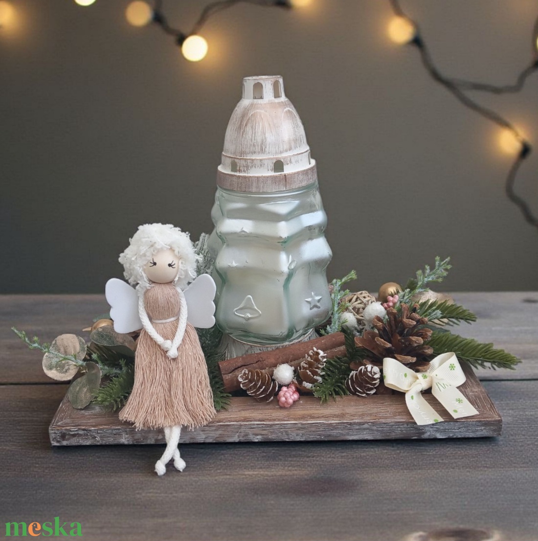 Kültéri karácsonyi asztaldísz - makramé angyallal, mécsessel és természetes színekben, arany csillogással - karácsony - karácsonyi kültéri dekoráció - Meska.hu