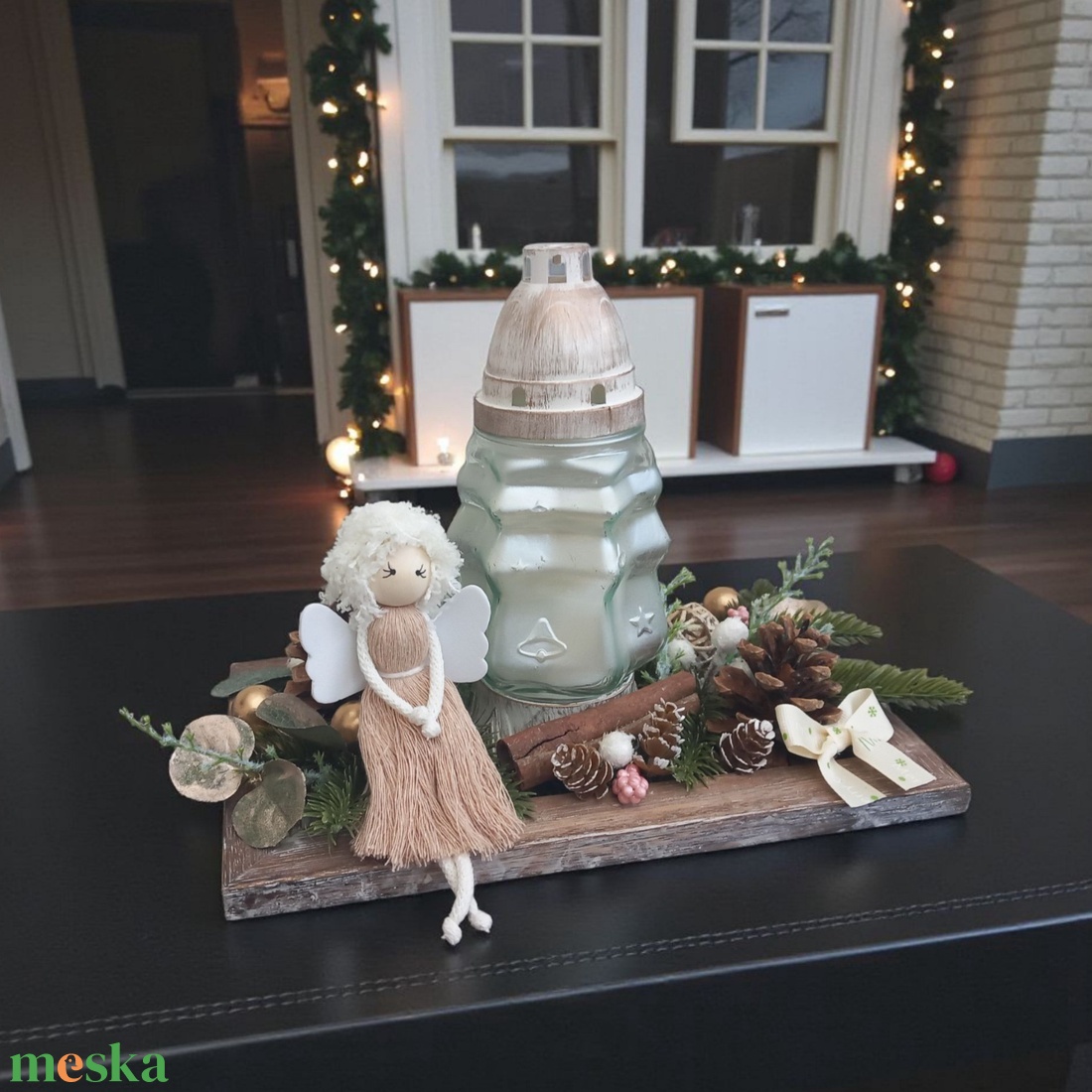 Kültéri karácsonyi asztaldísz - makramé angyallal, mécsessel és természetes színekben, arany csillogással - karácsony - karácsonyi kültéri dekoráció - Meska.hu