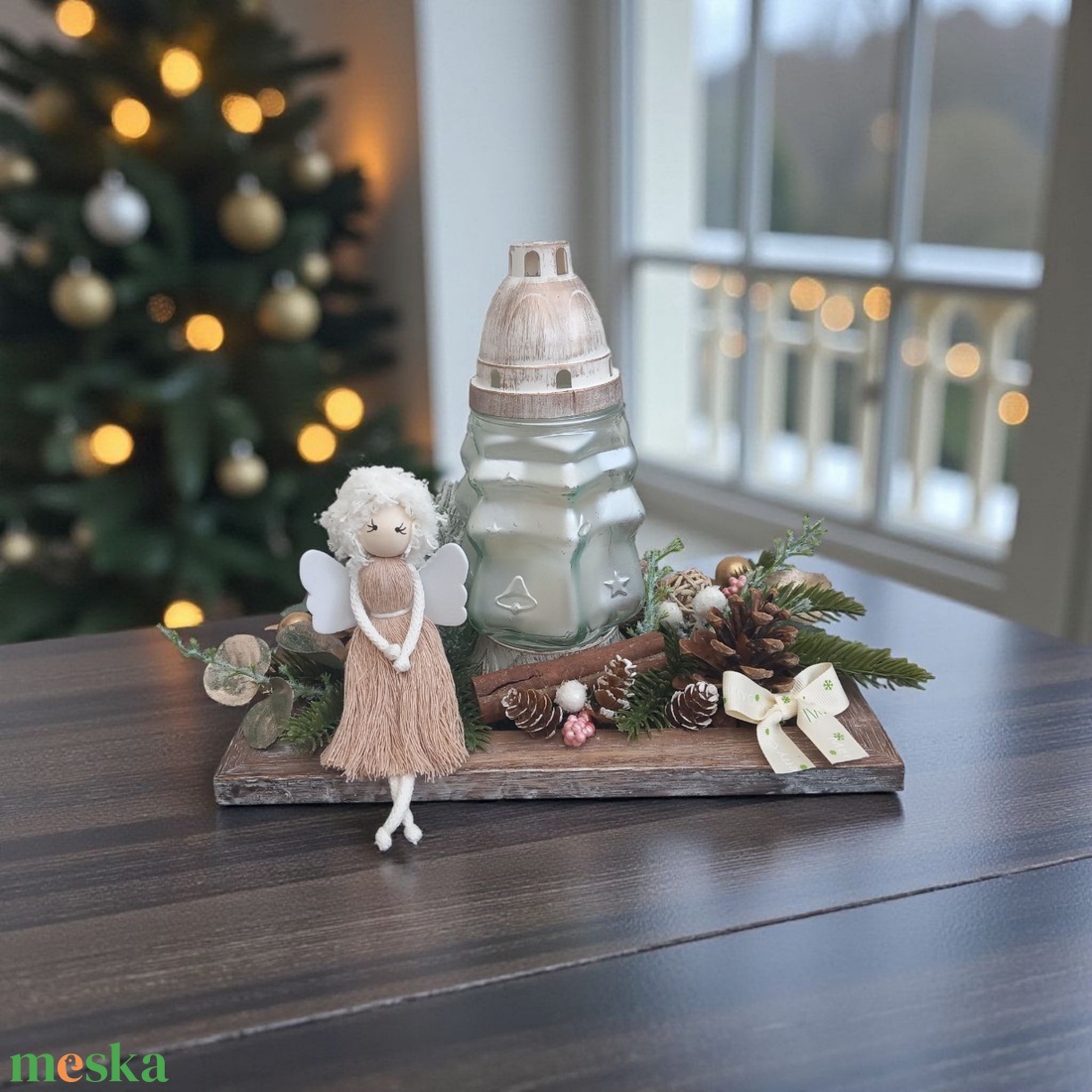 Kültéri karácsonyi asztaldísz - makramé angyallal, mécsessel és természetes színekben, arany csillogással - karácsony - karácsonyi kültéri dekoráció - Meska.hu