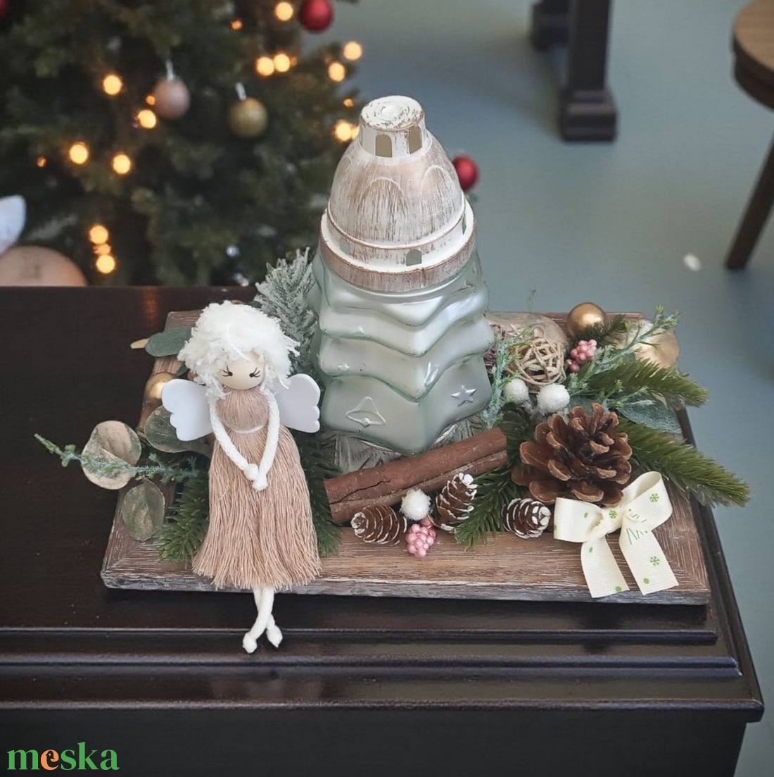 Kültéri karácsonyi asztaldísz - makramé angyallal, mécsessel és természetes színekben, arany csillogással - karácsony - karácsonyi kültéri dekoráció - Meska.hu