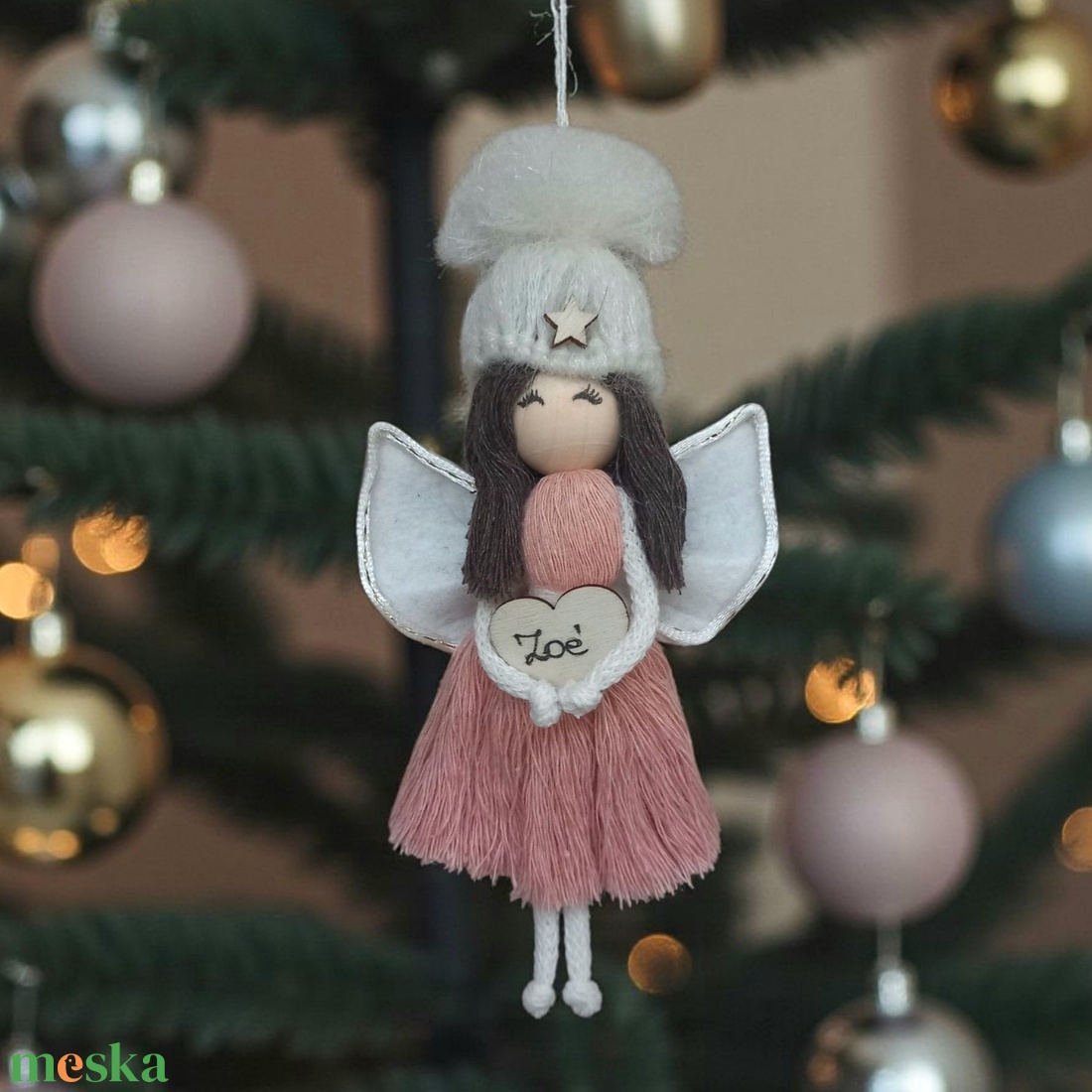 Névre szóló karácsonyfadísz � személyre szabható makramé angyalka sapkával - karácsony - karácsonyi lakásdekoráció - karácsonyfadíszek - Meska.hu