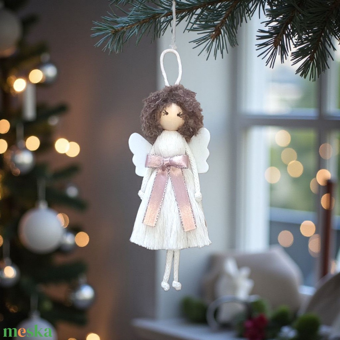 Makramé angyal karácsonyfadísz  kócos hajjal, elegáns masnival és filc szárnnyal - karácsony - karácsonyi lakásdekoráció - karácsonyfadíszek - Meska.hu