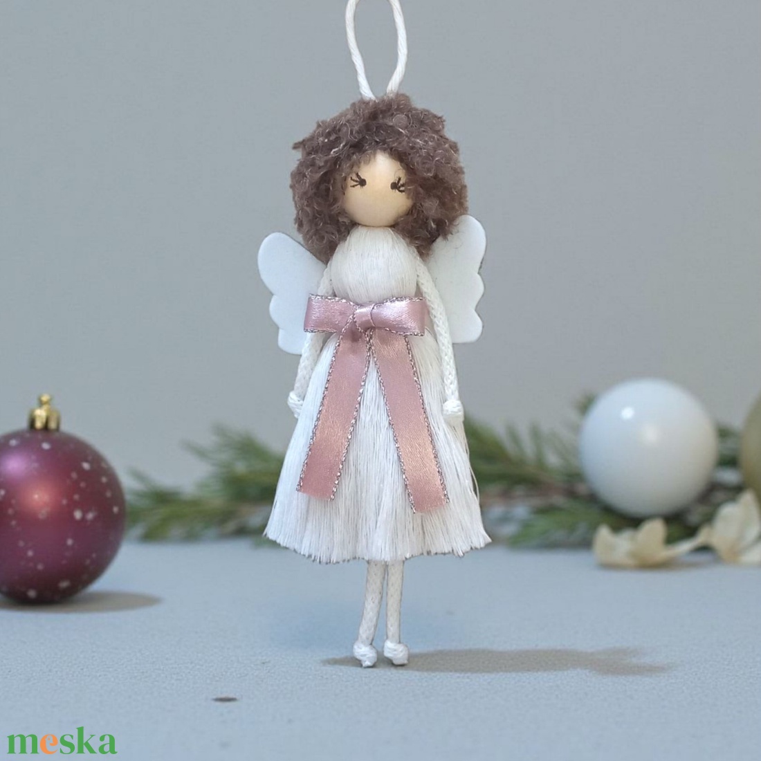 Makramé angyal karácsonyfadísz  kócos hajjal, elegáns masnival és filc szárnnyal - karácsony - karácsonyi lakásdekoráció - karácsonyfadíszek - Meska.hu