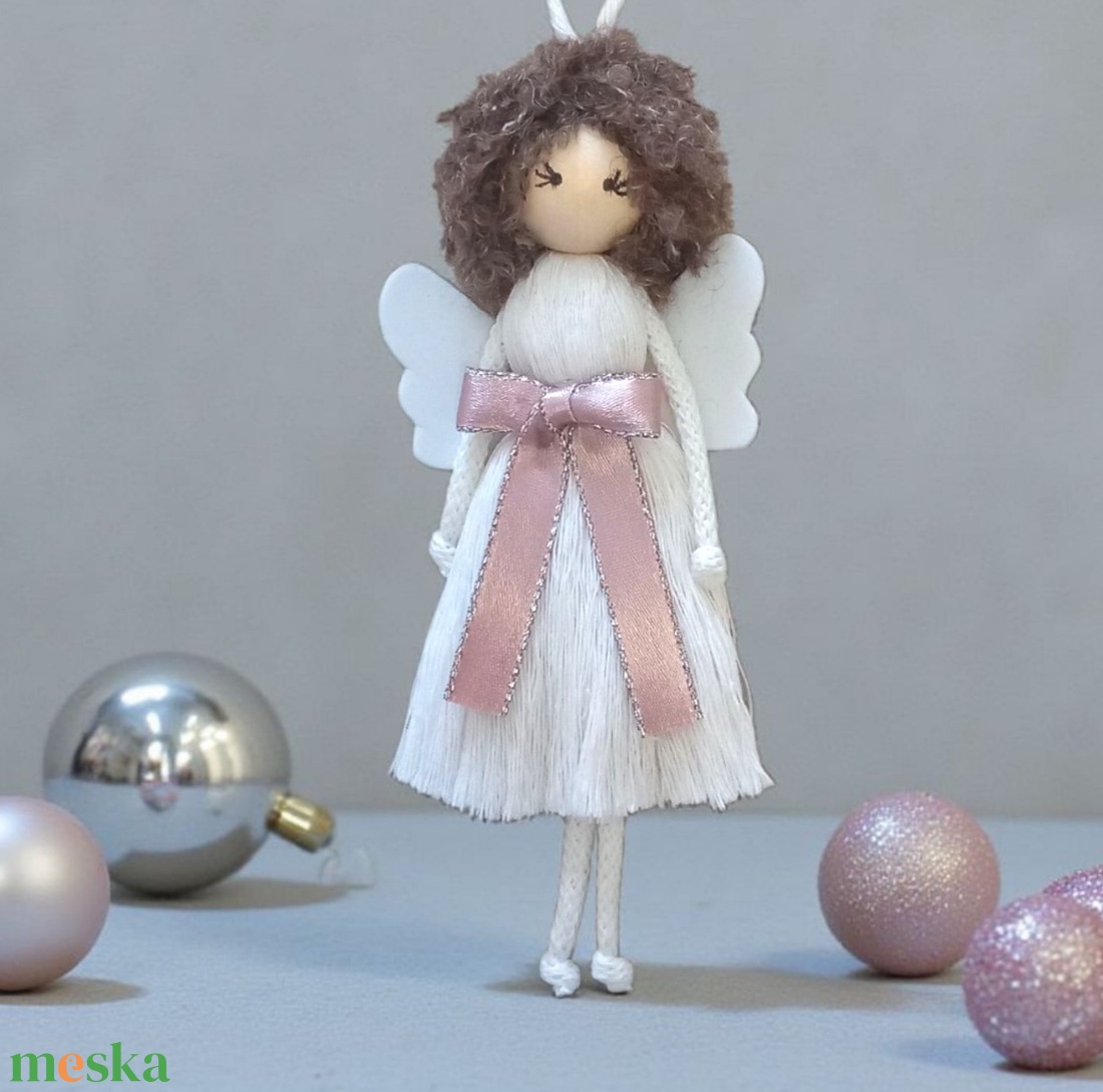 Makramé angyal karácsonyfadísz  kócos hajjal, elegáns masnival és filc szárnnyal - karácsony - karácsonyi lakásdekoráció - karácsonyfadíszek - Meska.hu