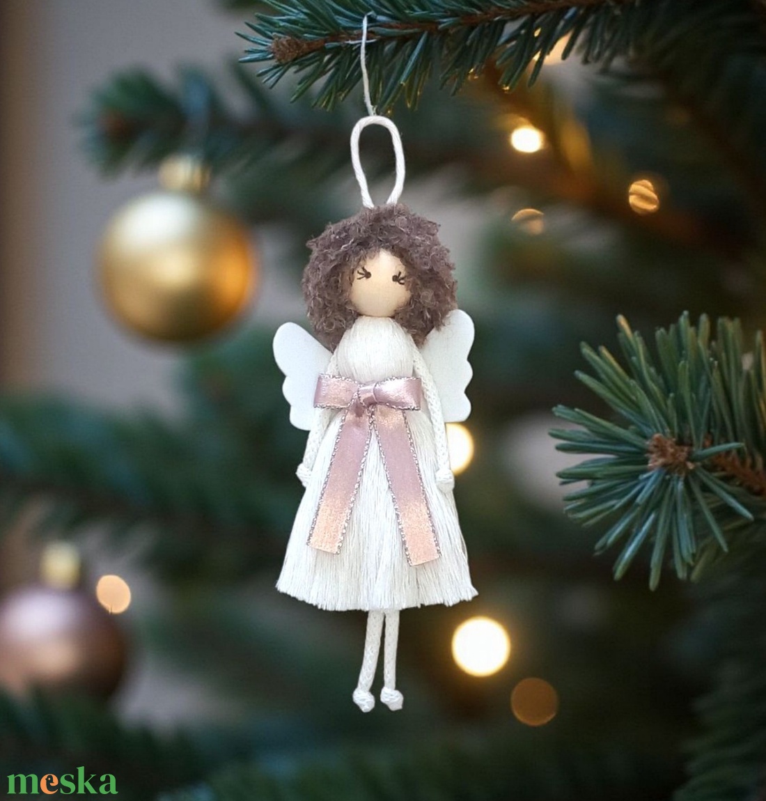 Makramé angyal karácsonyfadísz  kócos hajjal, elegáns masnival és filc szárnnyal - karácsony - karácsonyi lakásdekoráció - karácsonyfadíszek - Meska.hu