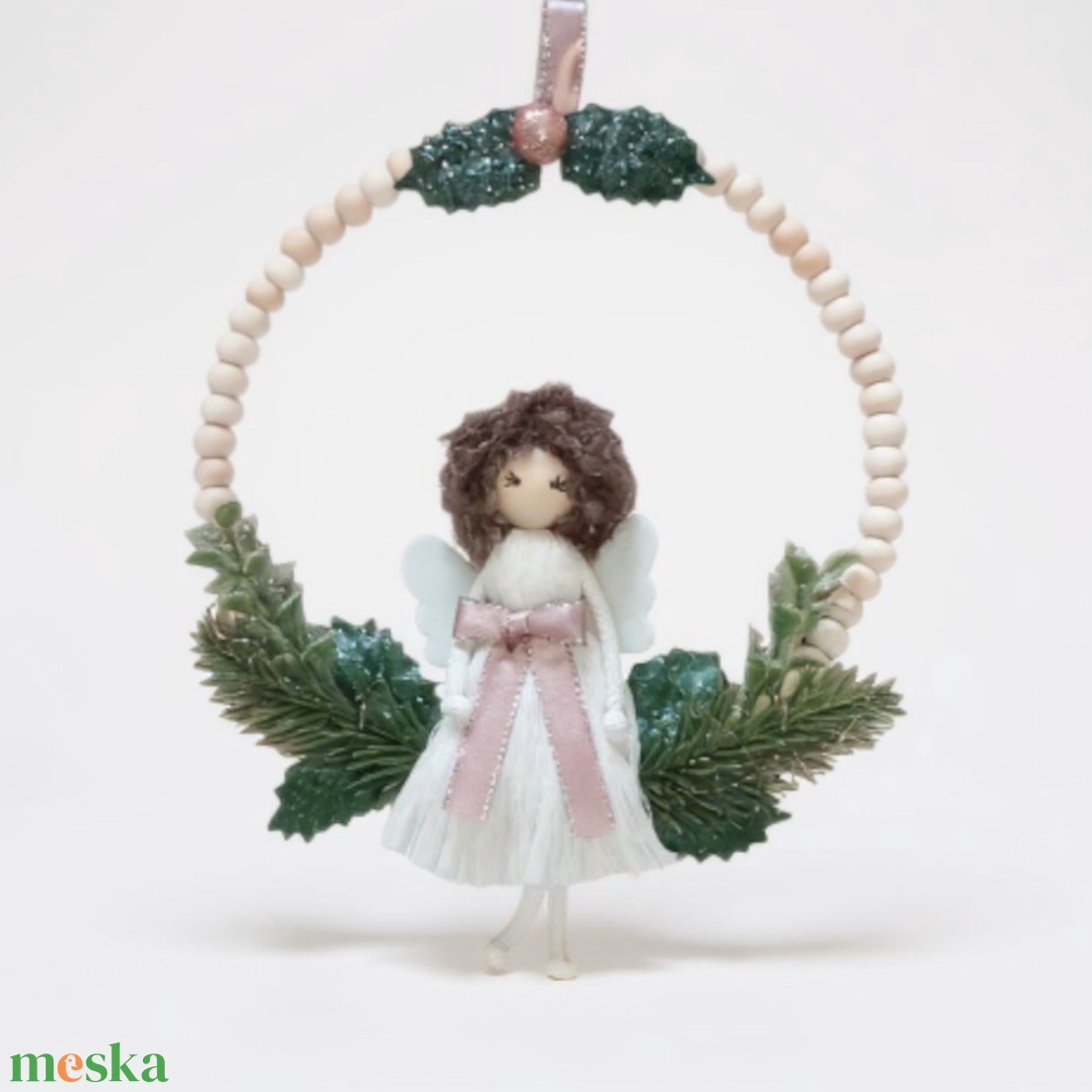 Karácsonyi ajtódísz / falidísz � kócos hajú, masnis makramé angyal fagyöngy karikán, csillogó zöld dekorral - karácsony - karácsonyi lakásdekoráció - karácsonyi lakásdíszek - Meska.hu