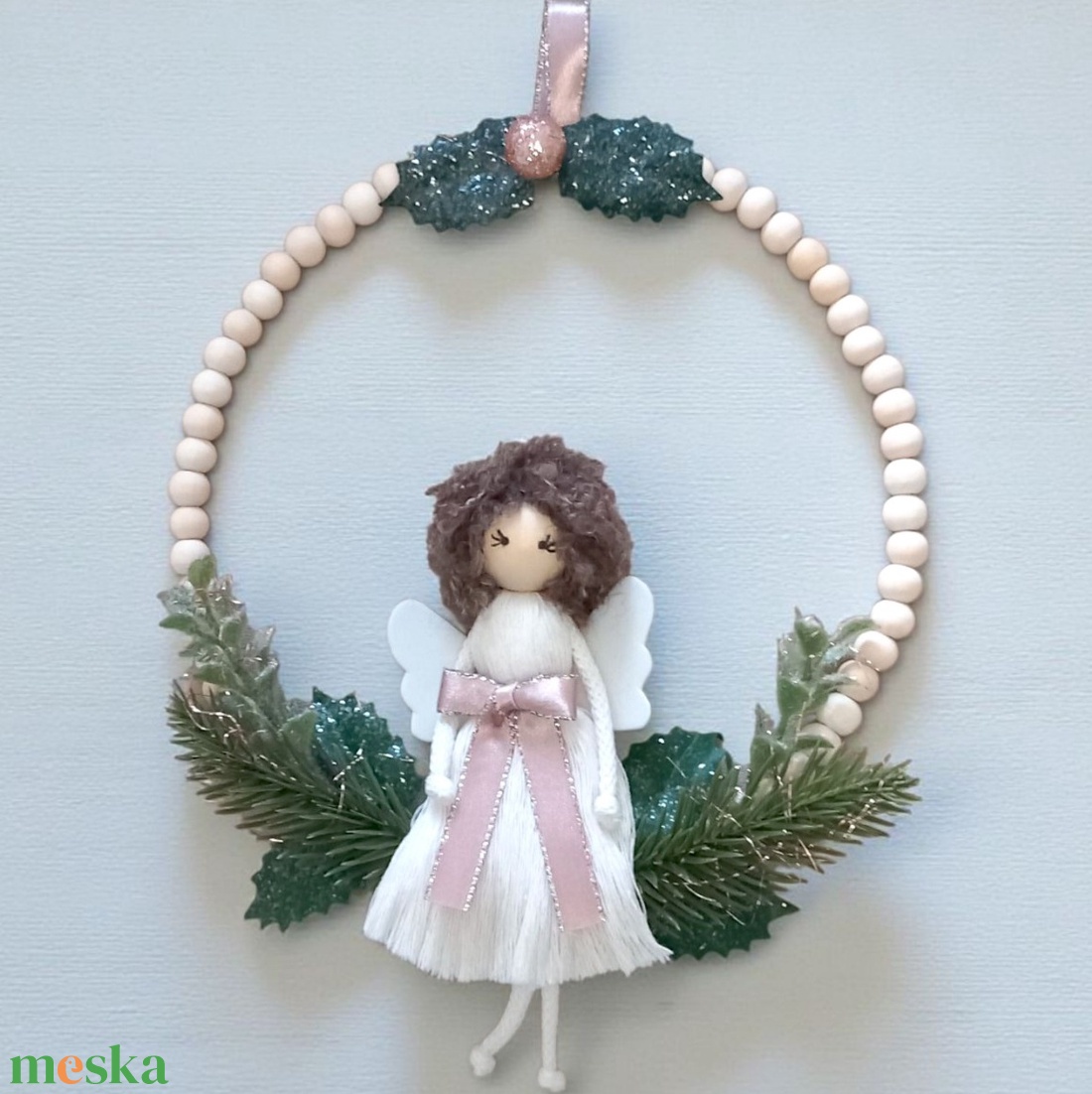 Karácsonyi ajtódísz / falidísz � kócos hajú, masnis makramé angyal fagyöngy karikán, csillogó zöld dekorral - karácsony - karácsonyi lakásdekoráció - karácsonyi lakásdíszek - Meska.hu