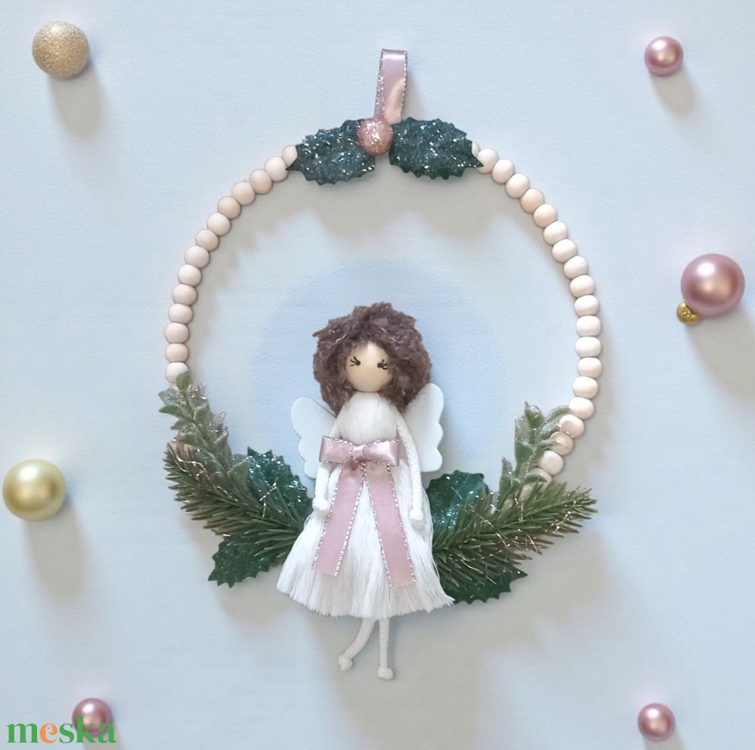 Karácsonyi ajtódísz / falidísz � kócos hajú, masnis makramé angyal fagyöngy karikán, csillogó zöld dekorral - karácsony - karácsonyi lakásdekoráció - karácsonyi lakásdíszek - Meska.hu