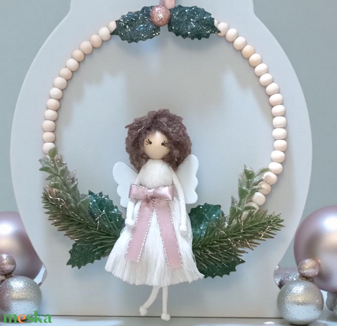 Karácsonyi ajtódísz / falidísz � kócos hajú, masnis makramé angyal fagyöngy karikán, csillogó zöld dekorral - karácsony - karácsonyi lakásdekoráció - karácsonyi lakásdíszek - Meska.hu