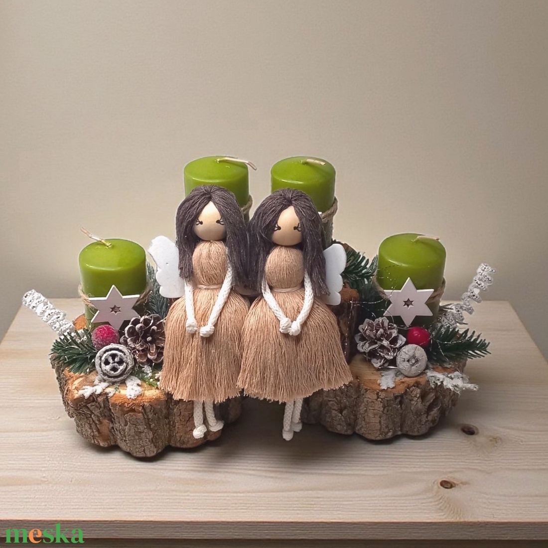 Különleges adventi koszorú fakorong alapon  zöld gyertyákkal, piros-fehér díszekkel és makramé angyalkával - karácsony - adventi díszek - adventi asztaldísz - Meska.hu