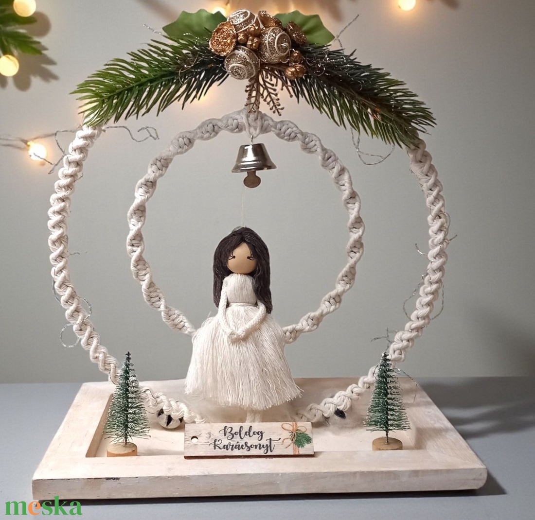Egyedi karácsonyi asztaldísz makramé babával  fehér-arany ünnepi hangulatban - karácsony - adventi díszek - adventi asztaldísz - Meska.hu