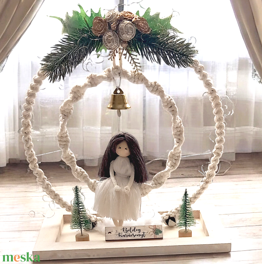 Egyedi karácsonyi asztaldísz makramé babával  fehér-arany ünnepi hangulatban - karácsony - adventi díszek - adventi asztaldísz - Meska.hu