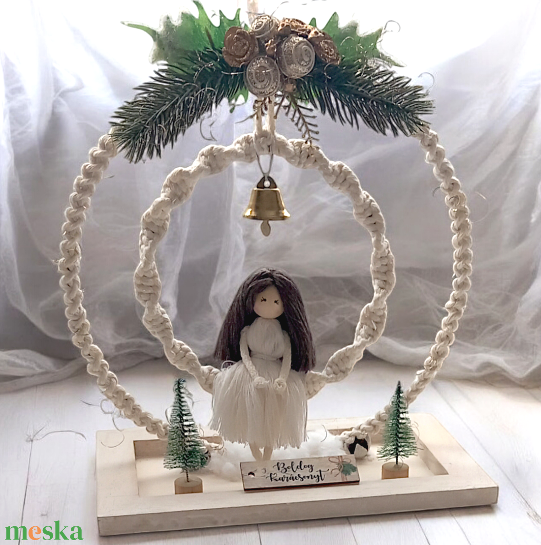Egyedi karácsonyi asztaldísz makramé babával  fehér-arany ünnepi hangulatban - karácsony - adventi díszek - adventi asztaldísz - Meska.hu