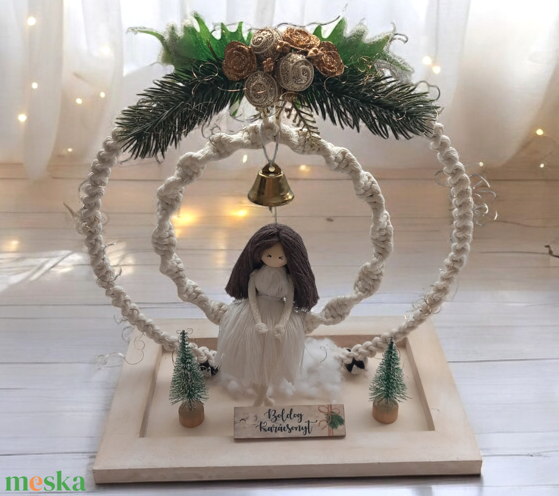 Egyedi karácsonyi asztaldísz makramé babával  fehér-arany ünnepi hangulatban - karácsony - adventi díszek - adventi asztaldísz - Meska.hu