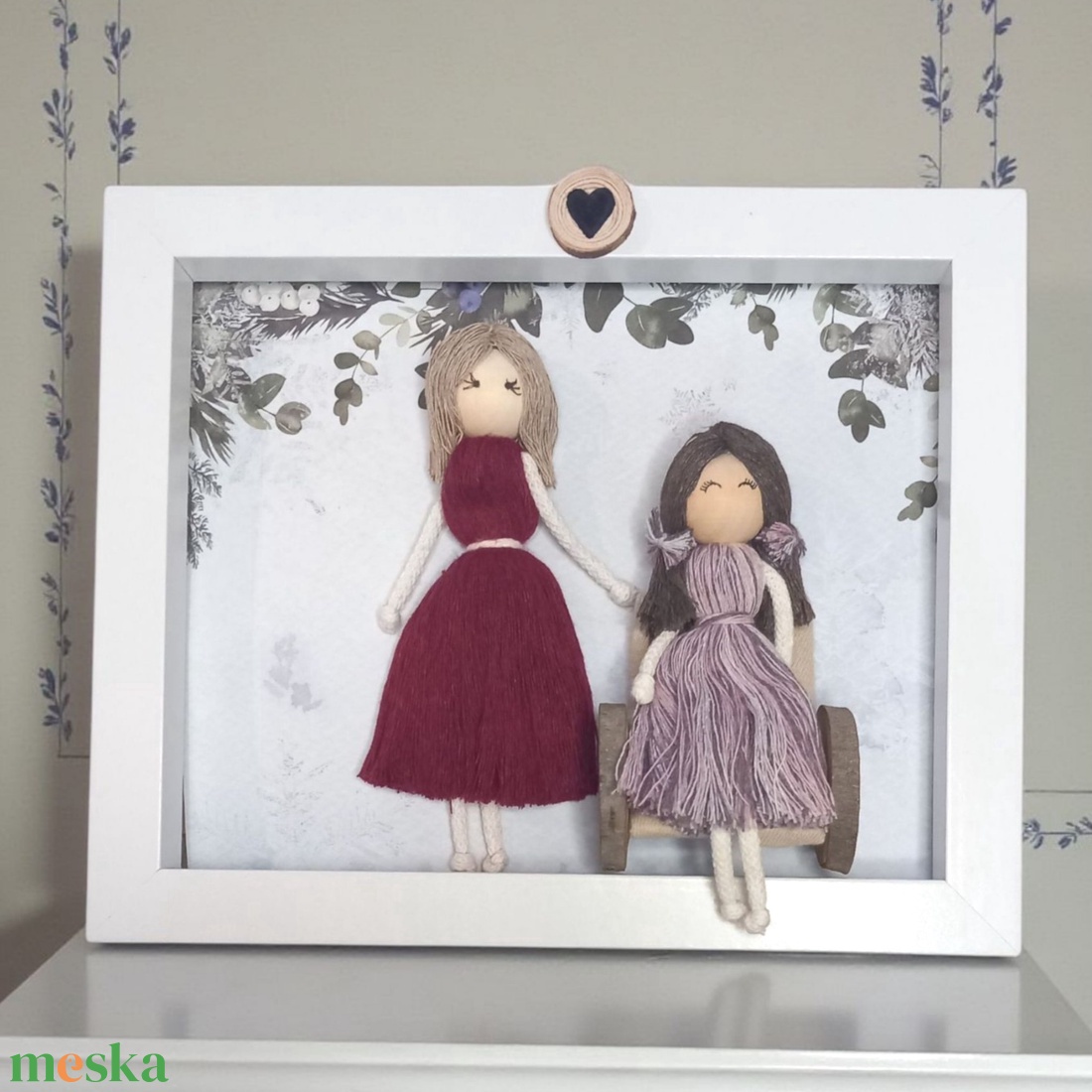 Személyre Szabható Családi Dekoráció Fehér Képkeretben - 3D Makramé Kép Kerekesszékes Kislánnyal és Anyukájával - otthon & életmód - dekoráció - kép & falikép - 3d képek - Meska.hu