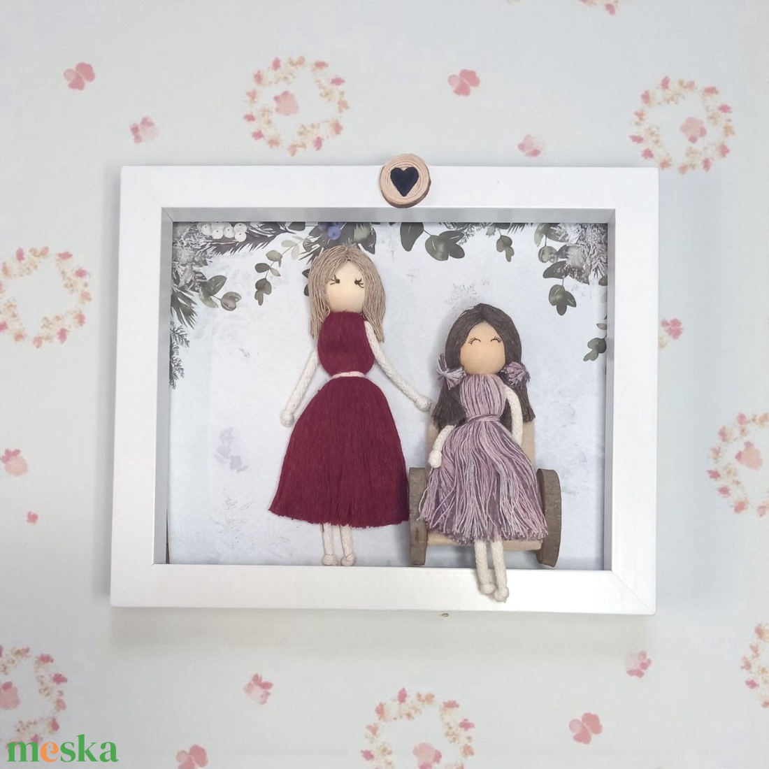 Személyre Szabható Családi Dekoráció Fehér Képkeretben - 3D Makramé Kép Kerekesszékes Kislánnyal és Anyukájával - otthon & életmód - dekoráció - kép & falikép - 3d képek - Meska.hu