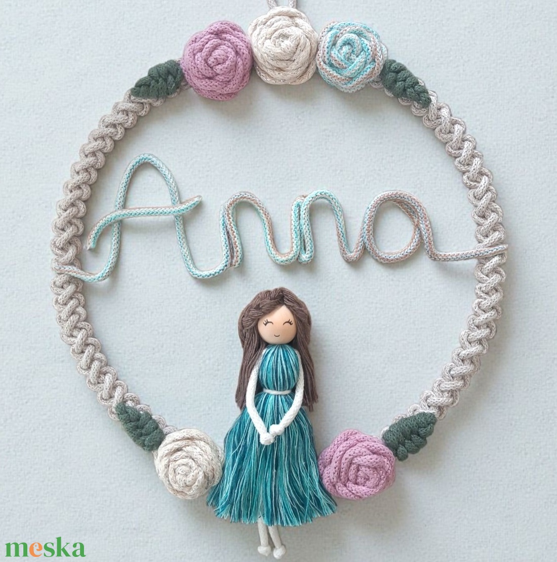 Makramé névtábla gyerekszobába  virágos karika névvel + makramé babával - otthon & életmód - dekoráció - fali és függő dekoráció - falra akasztható dekor - Meska.hu