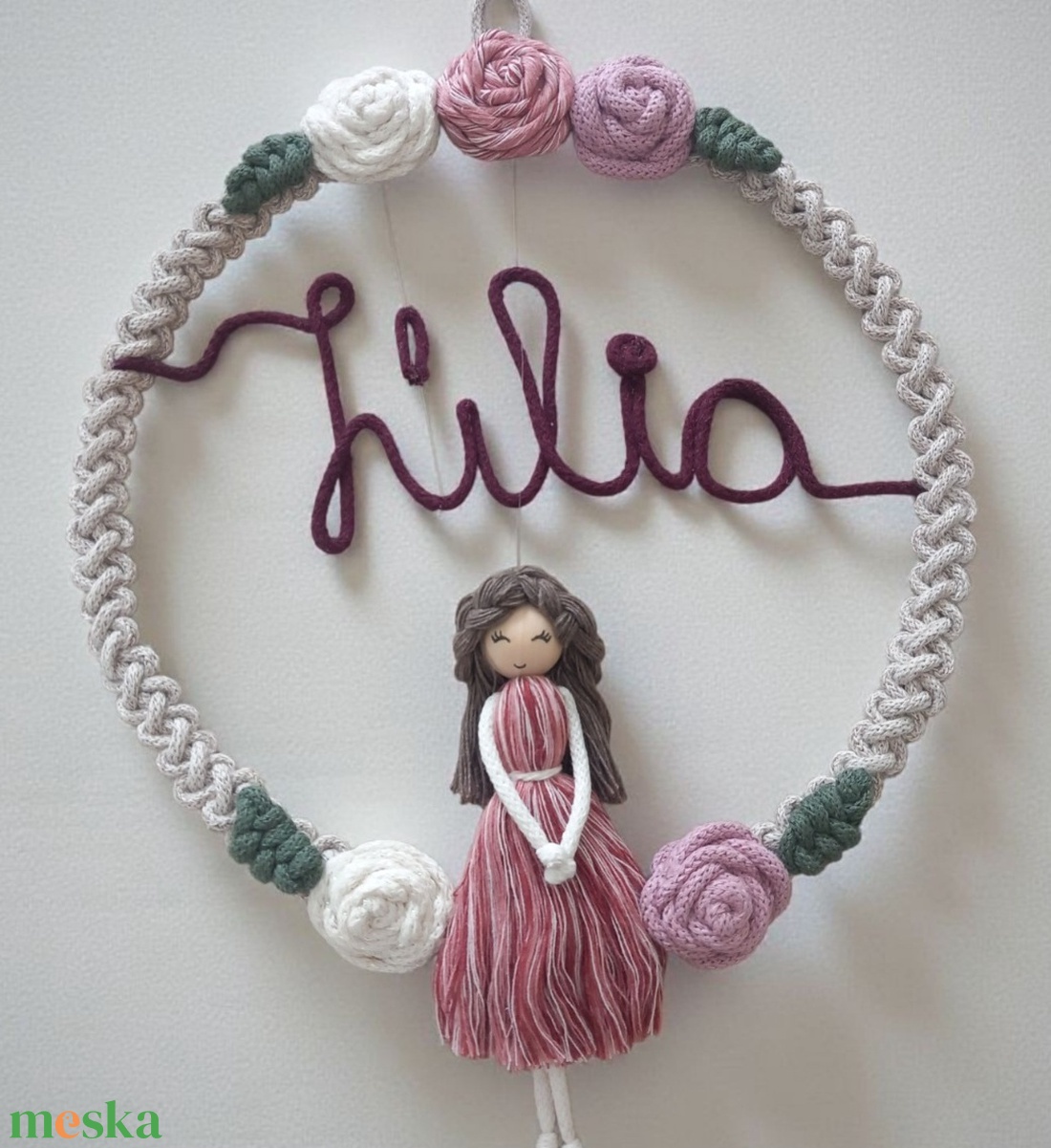 Makramé névtábla gyerekszobába  virágos karika névvel + makramé babával - otthon & életmód - dekoráció - fali és függő dekoráció - falra akasztható dekor - Meska.hu