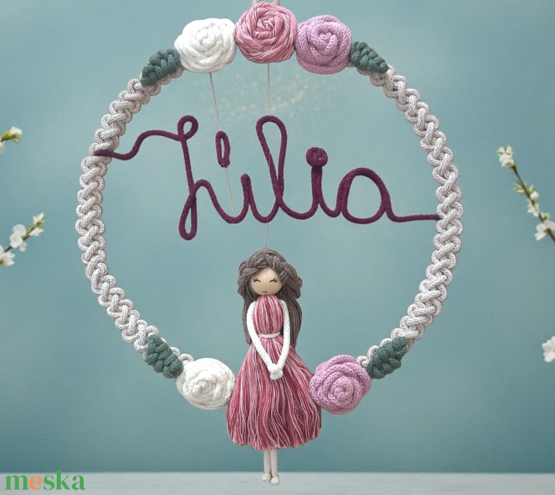Makramé névtábla gyerekszobába  virágos karika névvel + makramé babával - otthon & életmód - dekoráció - fali és függő dekoráció - falra akasztható dekor - Meska.hu