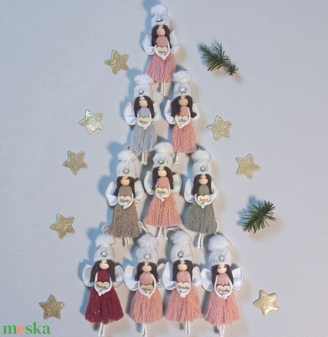 Névre szóló karácsonyfadísz � személyre szabható makramé angyalka sapkával - karácsony - karácsonyi lakásdekoráció - karácsonyfadíszek - Meska.hu