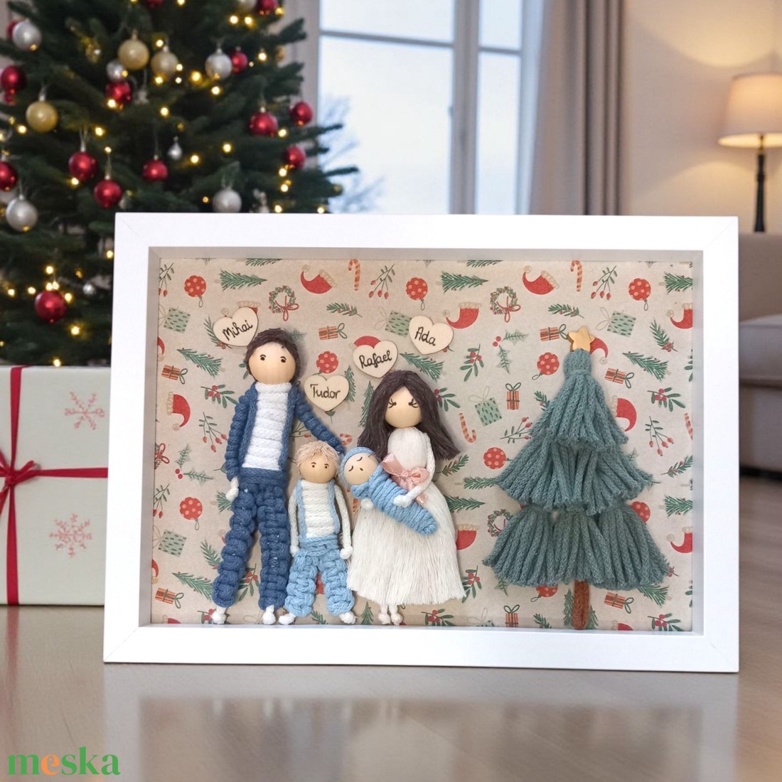 Karácsonyi ajándék: személyre szabott makramé családi portré fehér keretben (21x30 cm) - karácsony - karácsonyi lakásdekoráció - karácsonyi lakásdíszek - Meska.hu