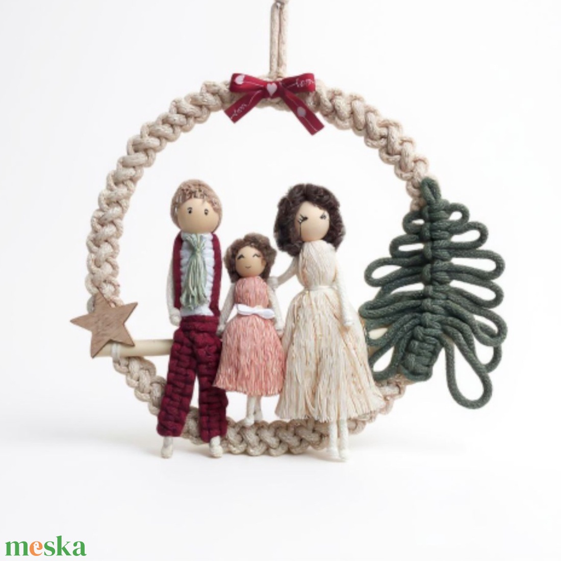 Makramé karácsonyi családi falidísz  egyedi, személyre szabott ajándék - karácsony - karácsonyi lakásdekoráció - karácsonyi lakásdíszek - Meska.hu