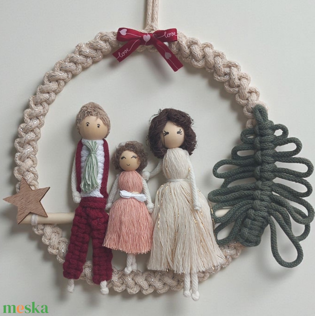 Makramé karácsonyi családi falidísz  egyedi, személyre szabott ajándék - karácsony - karácsonyi lakásdekoráció - karácsonyi lakásdíszek - Meska.hu