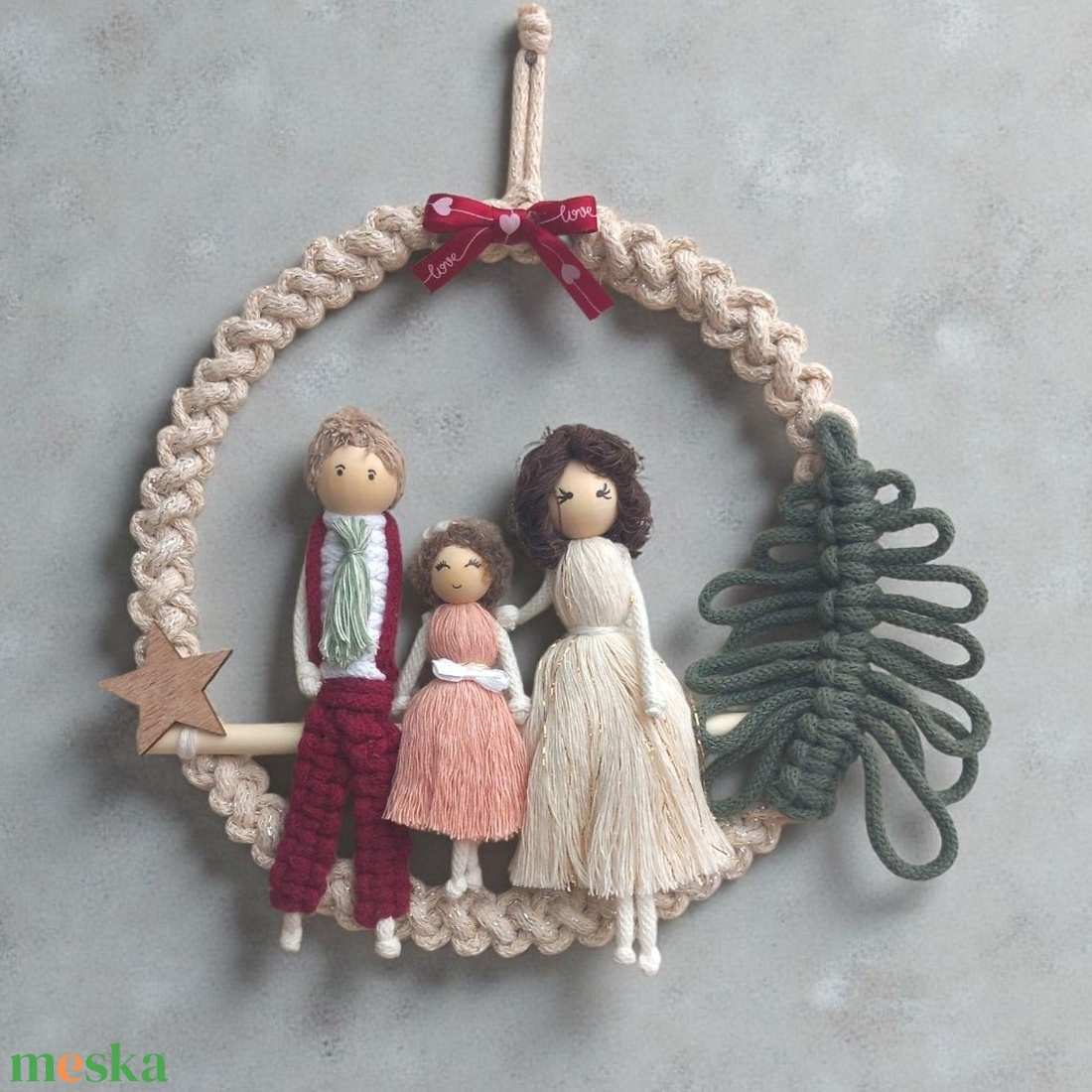 Makramé karácsonyi családi falidísz  egyedi, személyre szabott ajándék - karácsony - karácsonyi lakásdekoráció - karácsonyi lakásdíszek - Meska.hu