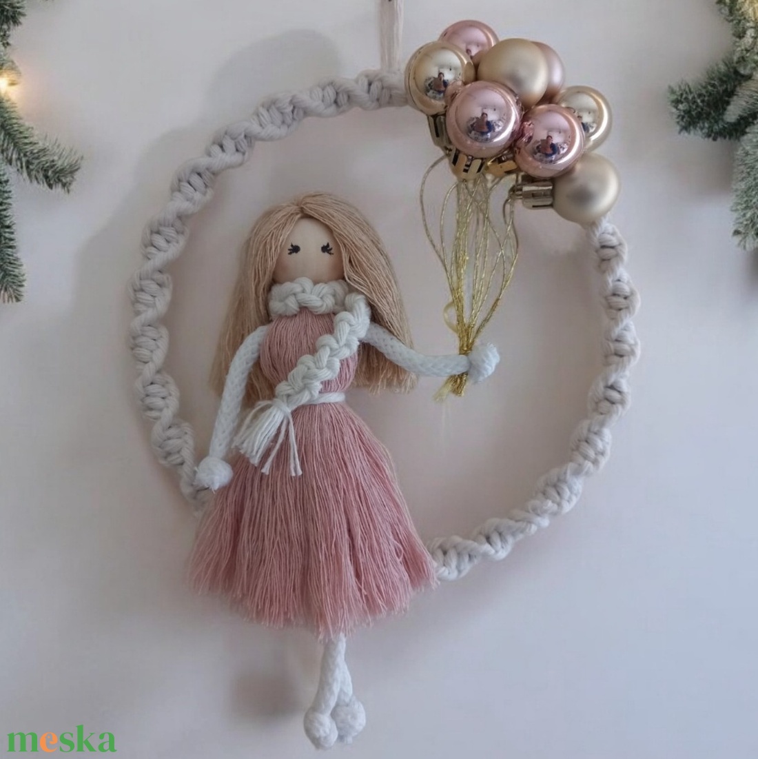 Karácsonyi makramé ajtó- és falidísz � téli ruhás makramé baba, csillogó gömbökkel - karácsony - karácsonyi lakásdekoráció - karácsonyi lakásdíszek - Meska.hu