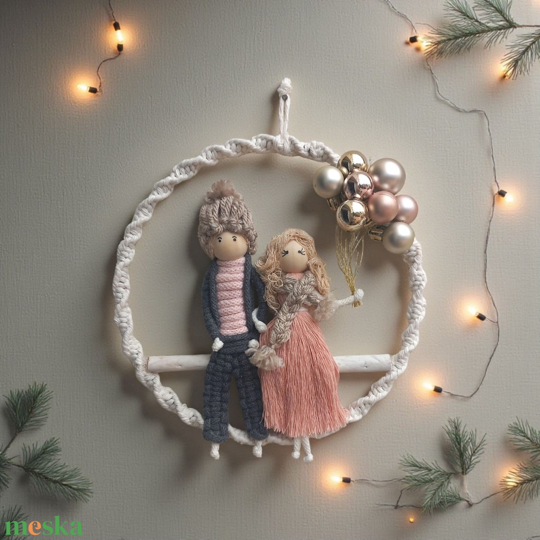 Személyre szabott karácsonyi makramé ajtó- és falidísz  téli ruhás fiú-lány, csillogó gömbökkel - karácsony - karácsonyi lakásdekoráció - karácsonyi lakásdíszek - Meska.hu