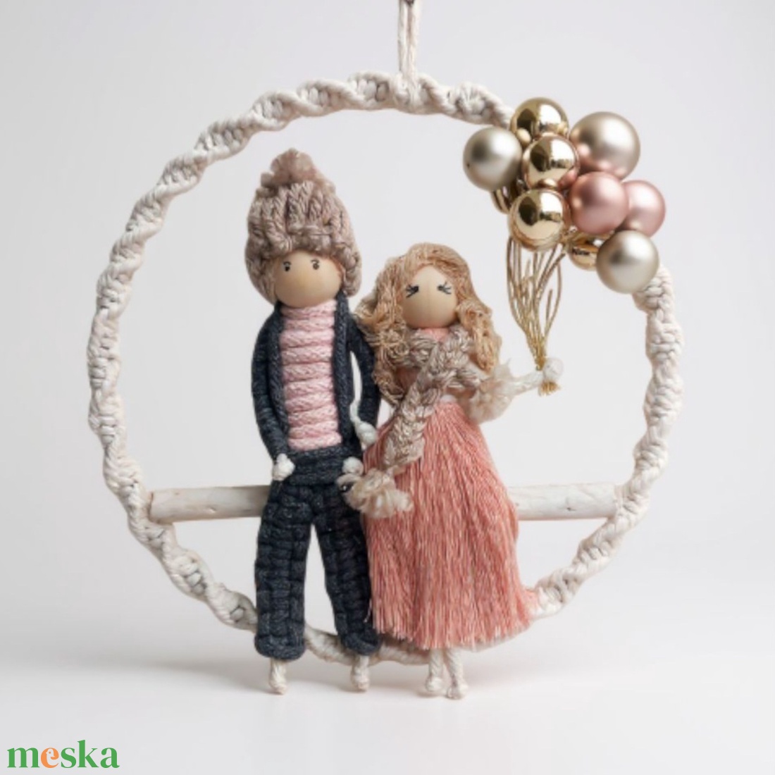 Személyre szabott karácsonyi makramé ajtó- és falidísz  téli ruhás fiú-lány, csillogó gömbökkel - karácsony - karácsonyi lakásdekoráció - karácsonyi lakásdíszek - Meska.hu