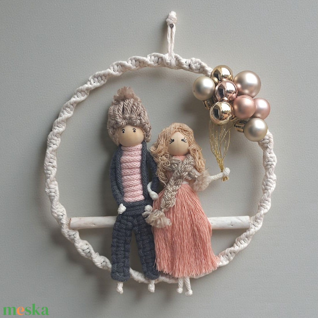 Személyre szabott karácsonyi makramé ajtó- és falidísz  téli ruhás fiú-lány, csillogó gömbökkel - karácsony - karácsonyi lakásdekoráció - karácsonyi lakásdíszek - Meska.hu