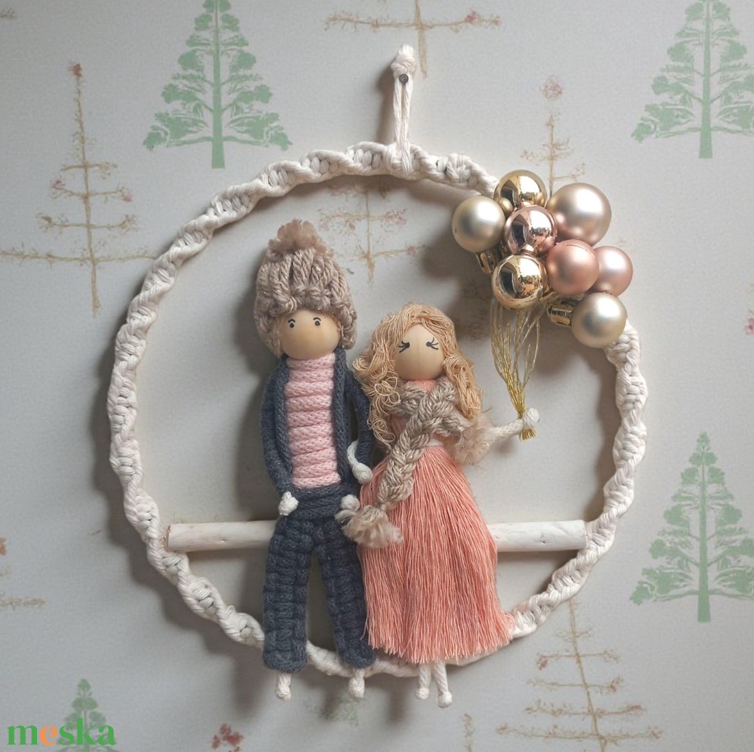 Személyre szabott karácsonyi makramé ajtó- és falidísz  téli ruhás fiú-lány, csillogó gömbökkel - karácsony - karácsonyi lakásdekoráció - karácsonyi lakásdíszek - Meska.hu