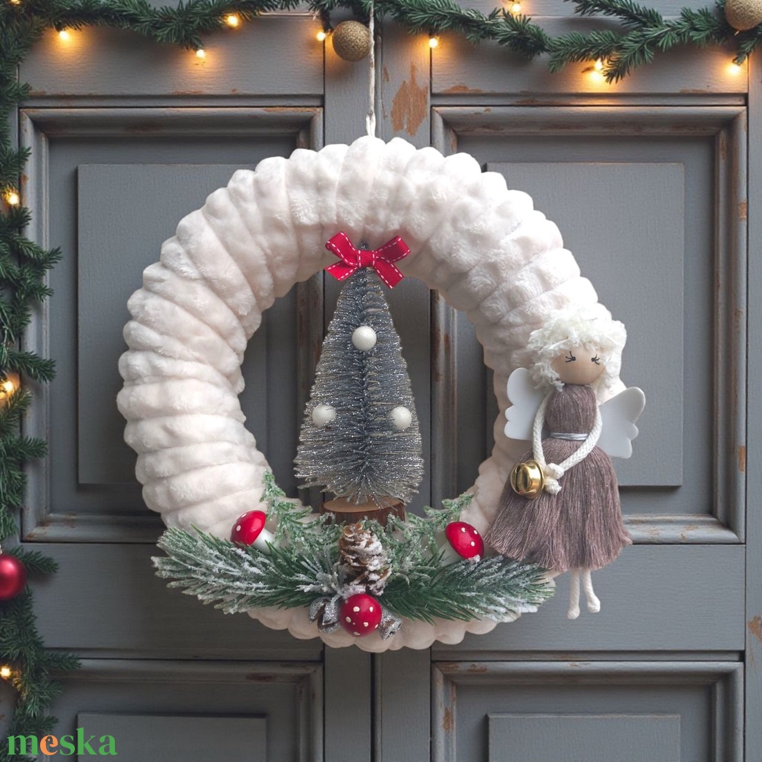 Karácsonyi ajtódísz / kopogtató kócos makramé angyalkával és ezüst fenyőfával - karácsony - karácsonyi lakásdekoráció - karácsonyi ajtódíszek - Meska.hu