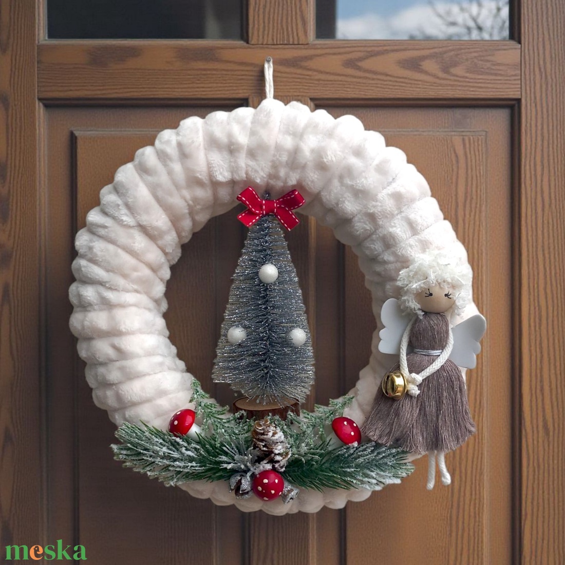 Karácsonyi ajtódísz / kopogtató kócos makramé angyalkával és ezüst fenyőfával - karácsony - karácsonyi lakásdekoráció - karácsonyi ajtódíszek - Meska.hu