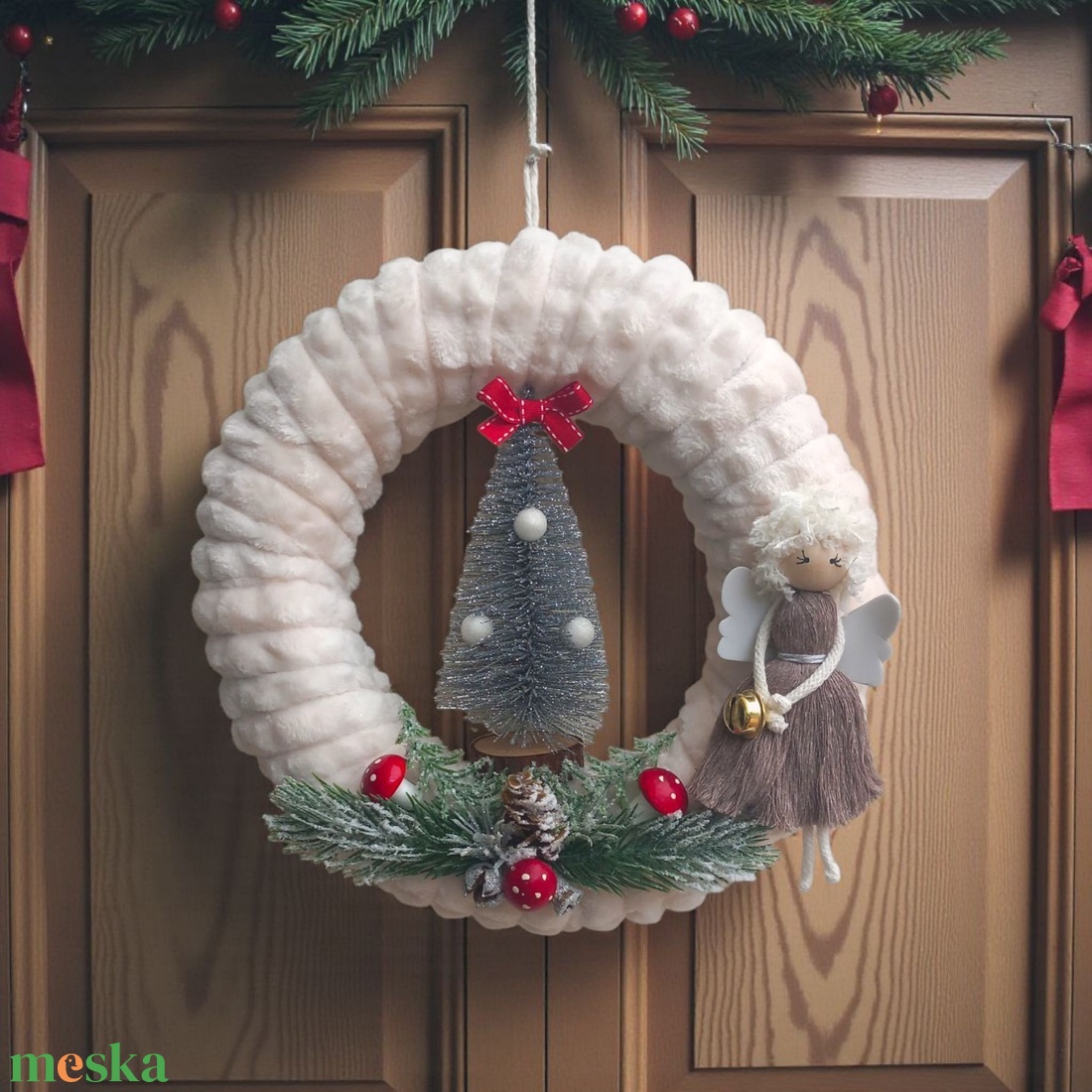 Karácsonyi ajtódísz / kopogtató kócos makramé angyalkával és ezüst fenyőfával - karácsony - karácsonyi lakásdekoráció - karácsonyi ajtódíszek - Meska.hu