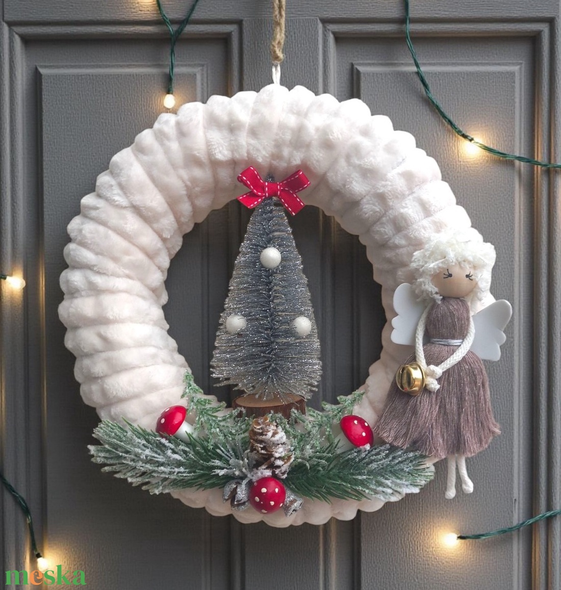 Karácsonyi ajtódísz / kopogtató kócos makramé angyalkával és ezüst fenyőfával - karácsony - karácsonyi lakásdekoráció - karácsonyi ajtódíszek - Meska.hu