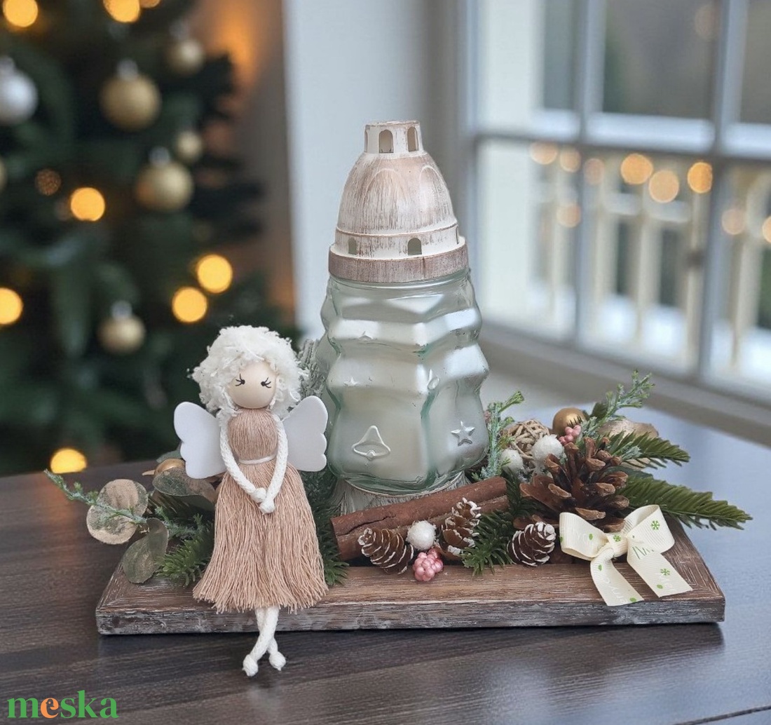 Kültéri karácsonyi asztaldísz - makramé angyallal, mécsessel és természetes színekben, arany csillogással - karácsony - karácsonyi kültéri dekoráció - Meska.hu