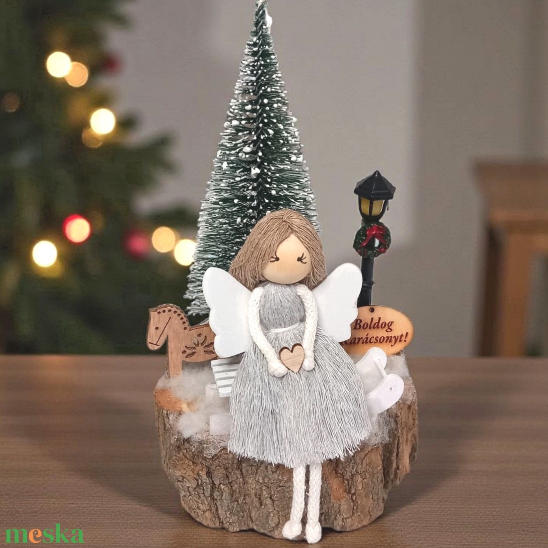 Makramé angyalka szánkón � karácsonyi asztaldísz fa korongon - karácsony - karácsonyi lakásdekoráció - ünnepi asztaldekoráció - Meska.hu
