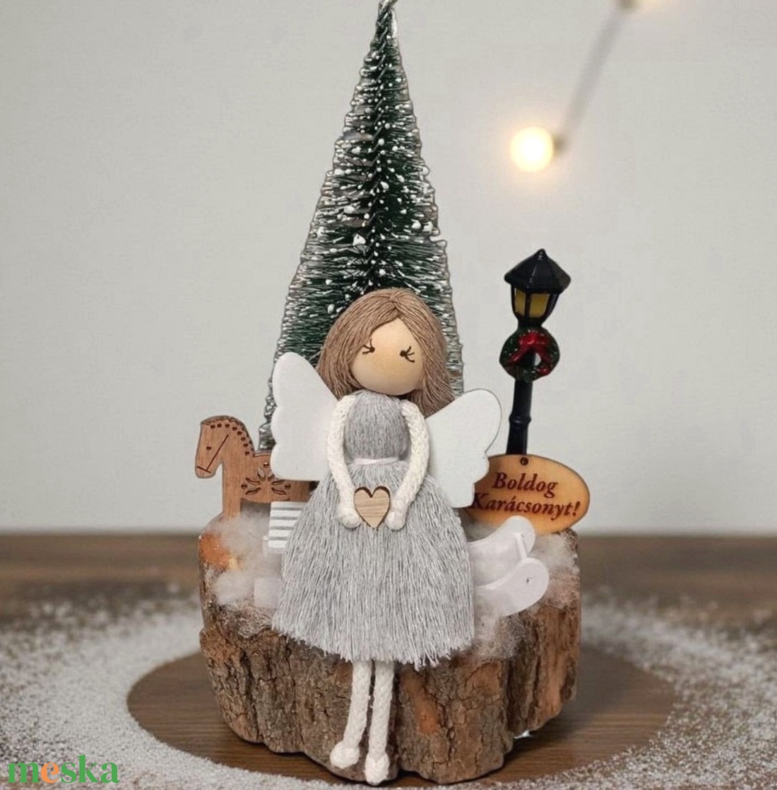 Makramé angyalka szánkón � karácsonyi asztaldísz fa korongon - karácsony - karácsonyi lakásdekoráció - ünnepi asztaldekoráció - Meska.hu
