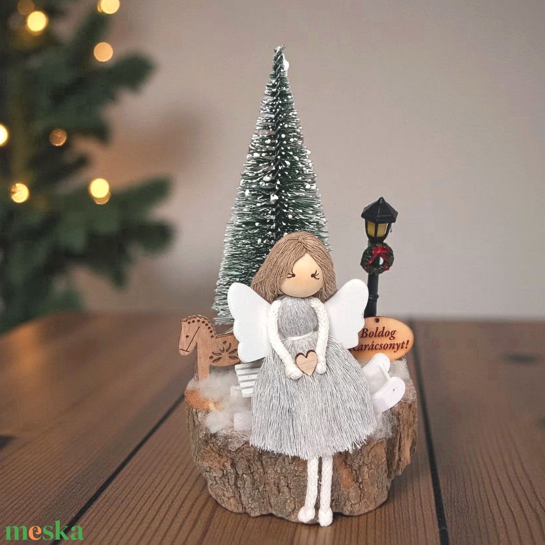 Makramé angyalka szánkón � karácsonyi asztaldísz fa korongon - karácsony - karácsonyi lakásdekoráció - ünnepi asztaldekoráció - Meska.hu