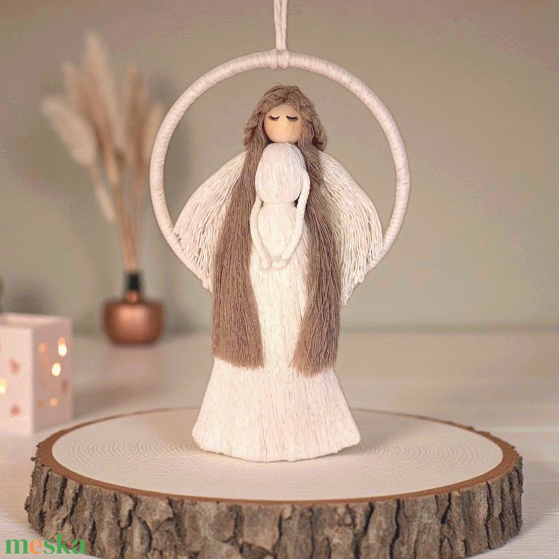 Makramé angyal falidísz � hosszú fehér ruhás, fonal szárnyas angyal makramé karikán - karácsony - karácsonyi lakásdekoráció - karácsonyi lakásdíszek - Meska.hu