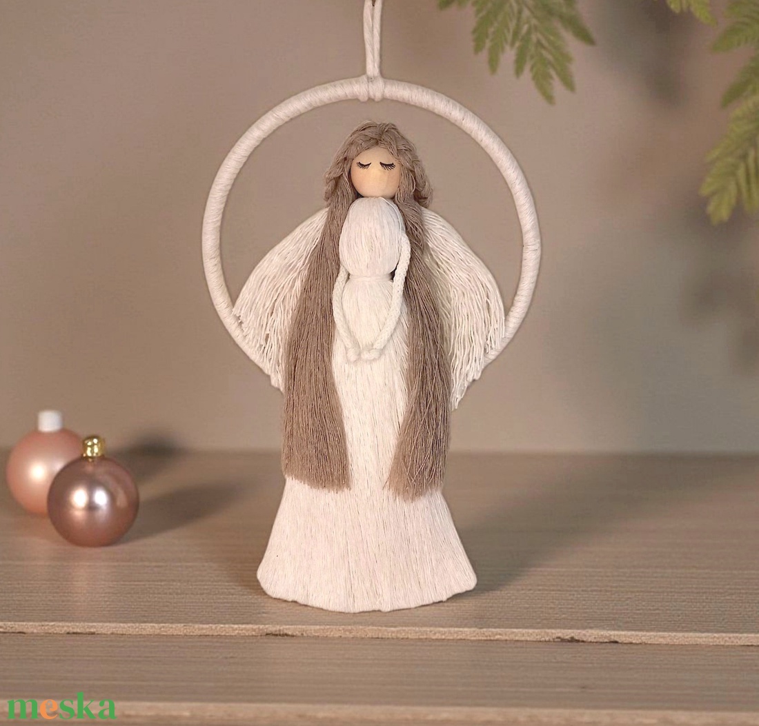 Makramé angyal falidísz � hosszú fehér ruhás, fonal szárnyas angyal makramé karikán - karácsony - karácsonyi lakásdekoráció - karácsonyi lakásdíszek - Meska.hu