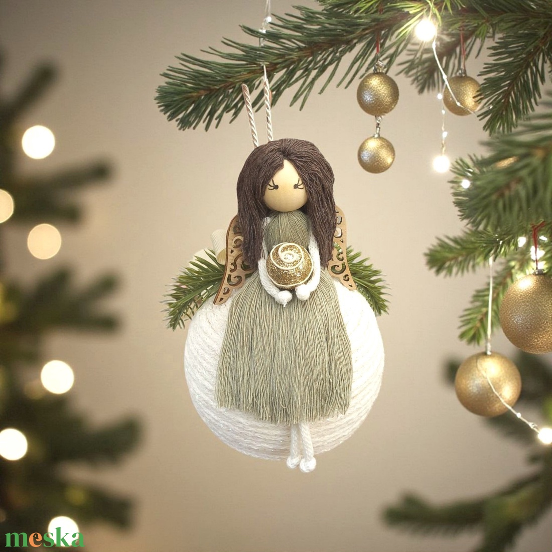 Makramé angyal karácsonyfadísz � fenyővel, fa szárnyakkal és ünnepi masnival - karácsony - karácsonyi lakásdekoráció - karácsonyfadíszek - Meska.hu