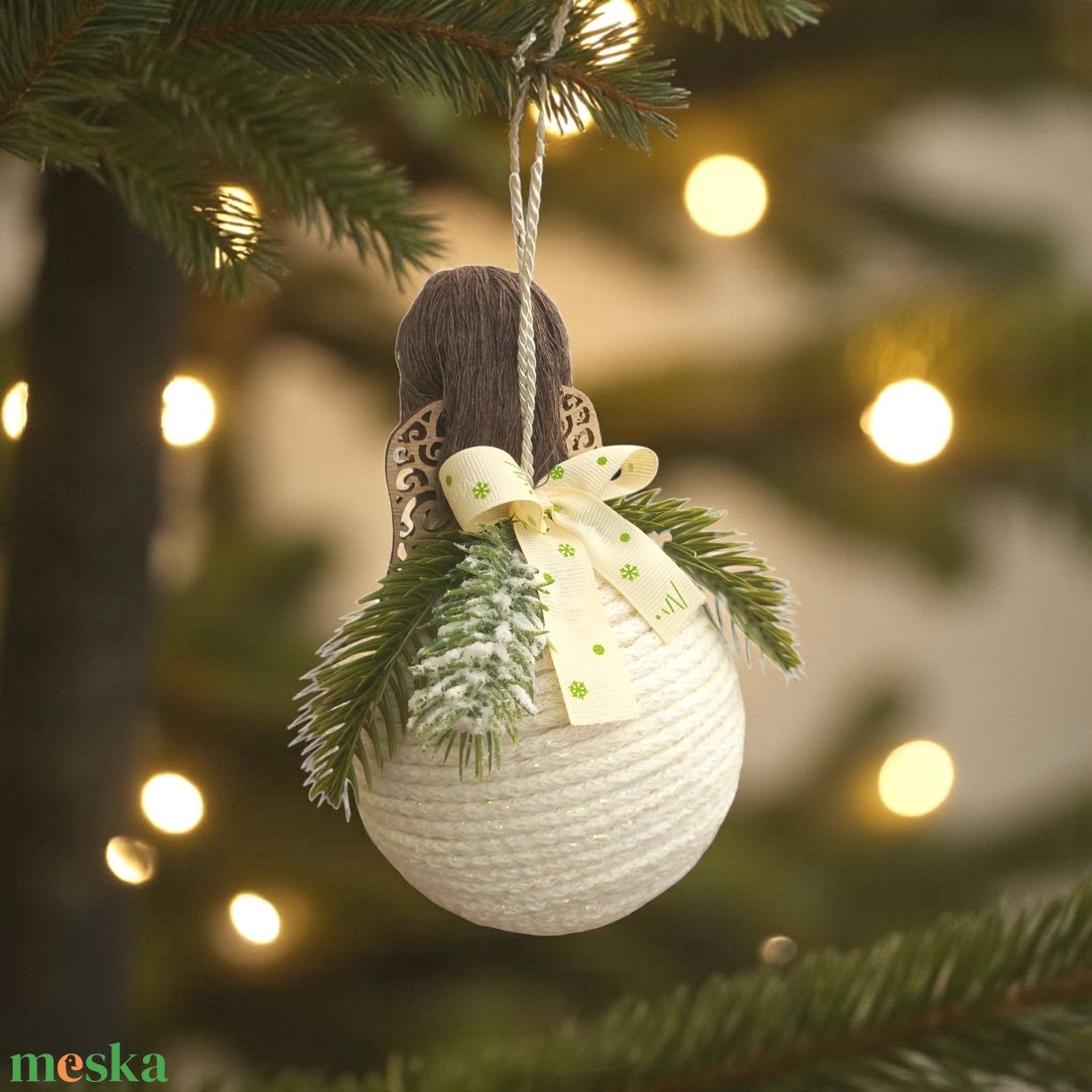 Makramé angyal karácsonyfadísz � fenyővel, fa szárnyakkal és ünnepi masnival - karácsony - karácsonyi lakásdekoráció - karácsonyfadíszek - Meska.hu